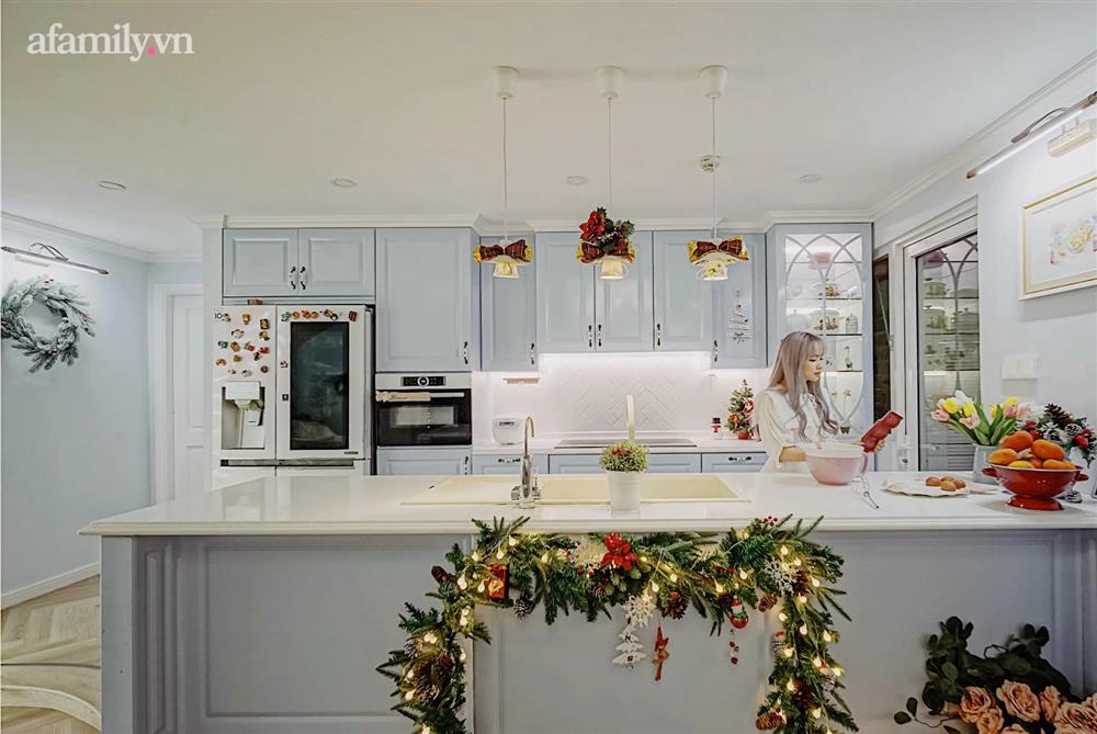 Trang trí nhà Giáng sinh: Cây thông giá 20 triệu cùng bàn tiệc hoành tráng, đồ decor thôi cũng đã 15 triệu của mẹ Sài Gòn-8