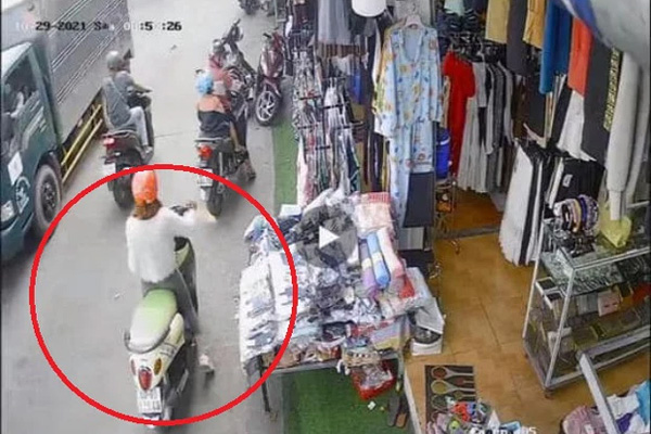 Nam thanh niên táo tợn trộm điện thoại giữa ban ngày, ngay trước mặt nạn nhân đang ngủ say-1