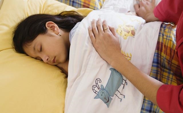 Đi thăm con gái lấy chồng xa, vào nhà nhìn thấy một bàn đồ ăn ngon, con rể nói một câu, tôi đánh con gái-1