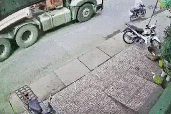 Clip: Người phụ nữ nằm vật ra đường đúng lúc xe tải đi qua, cảnh tượng sau đó chết sững