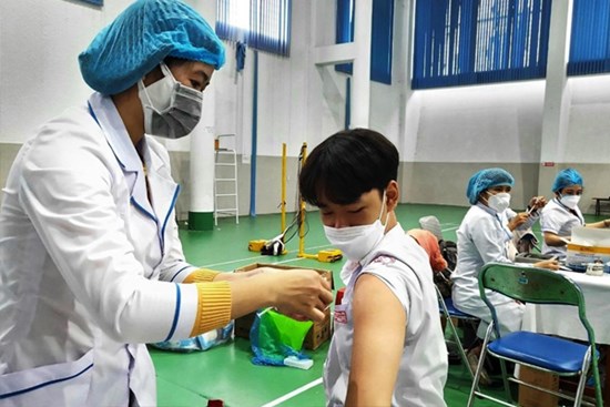 Vụ nam sinh tiêm liên tiếp 2 mũi vaccine phòng COVID-19: Kiểm điểm tổ tiêm