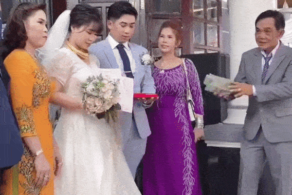 Bố chồng nhìn con dâu cười, đưa 2 sổ đỏ, 500 triệu tiền mặt: Giờ ba chỉ có vậy thôi