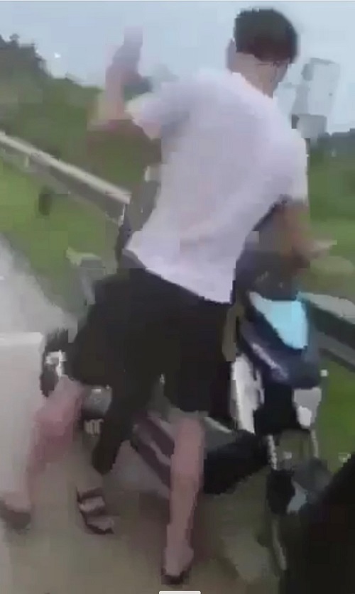 Nam sinh lớp 10 bị chặn đánh tới tấp vào đầu ở Hà Tĩnh-1