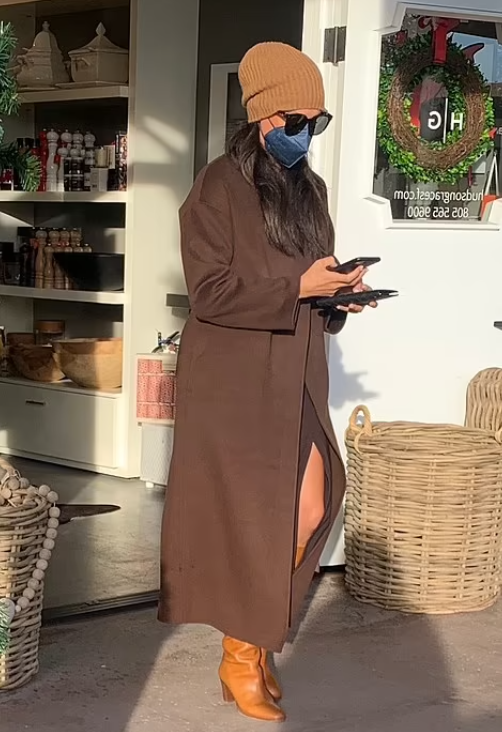 Meghan bị bắt gặp đi mua sắm một mình, chẳng ngờ để lộ ra chi tiết bất thường trở thành trò cười cho thiên hạ-2