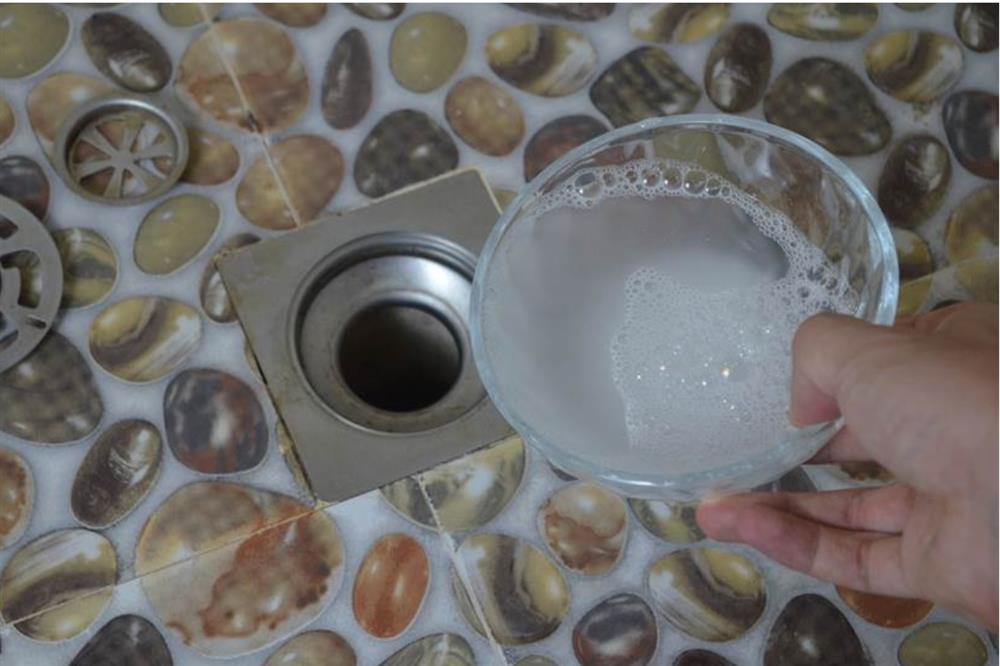 Đổ bát nước này xuống lỗ thoát nước nhà tắm, vừa khử mùi hôi lại ngăn côn trùng hiệu quả-1