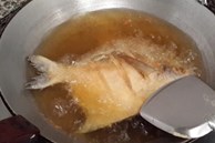 3 kiểu chế biến cá khiến 'ngấm đầy' dầu mỡ và mất hết dinh dưỡng, các bà nội trợ nên biết kẻo mang ung thư về cho gia đình