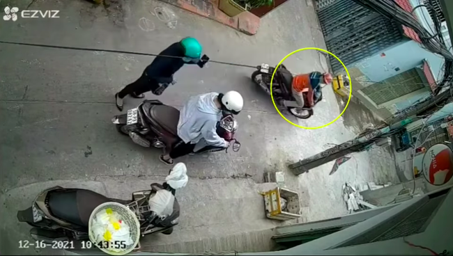 Cô gái bị giật túi xách ngã ngửa ra đường, camera hé lộ thủ đoạn ít ai ngờ của đối tượng gian manh-1