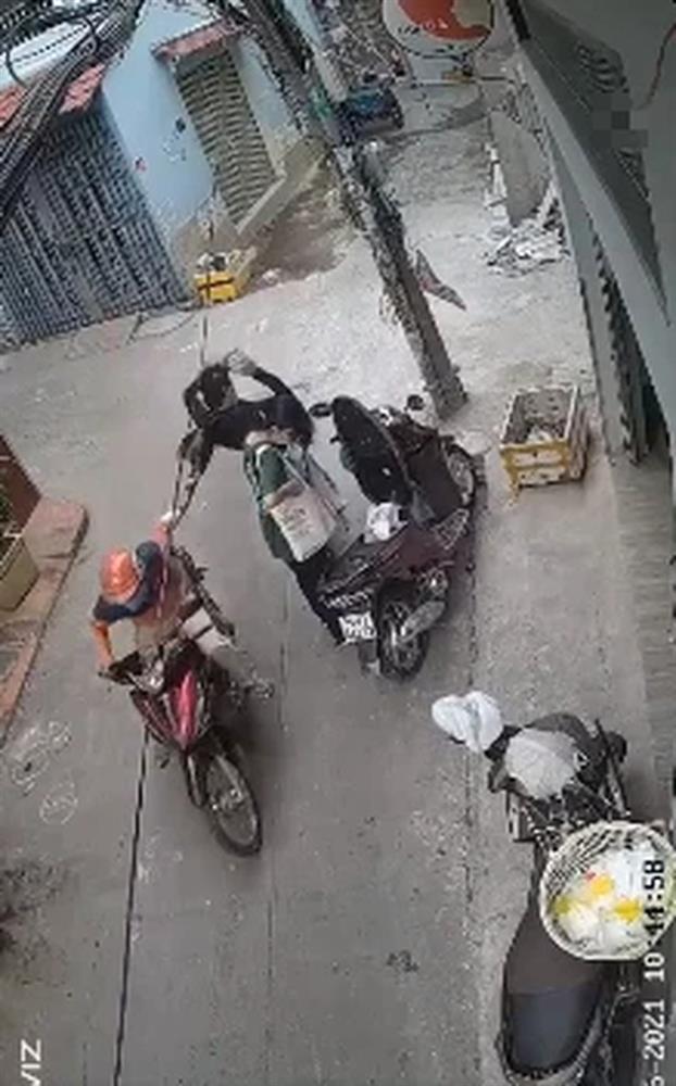 Cô gái bị giật túi xách ngã ngửa ra đường, camera hé lộ thủ đoạn ít ai ngờ của đối tượng gian manh-2