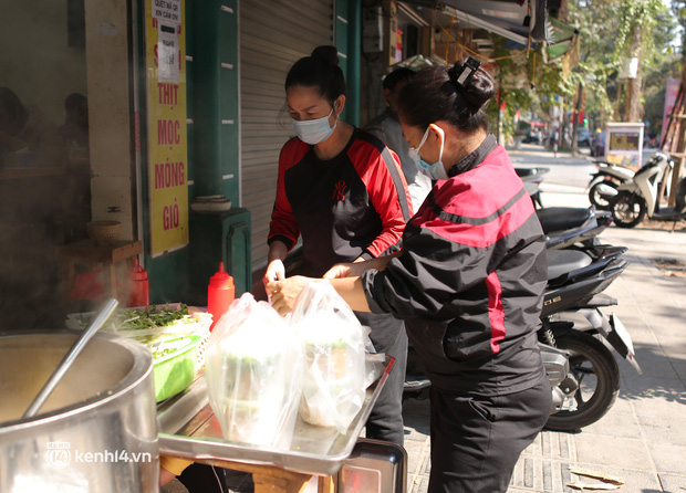 Hà Nội: Nhiều hộ kinh doanh ăn uống tại quận Hai Bà Trưng chủ động chỉ bán mang về trước giờ quy định-3