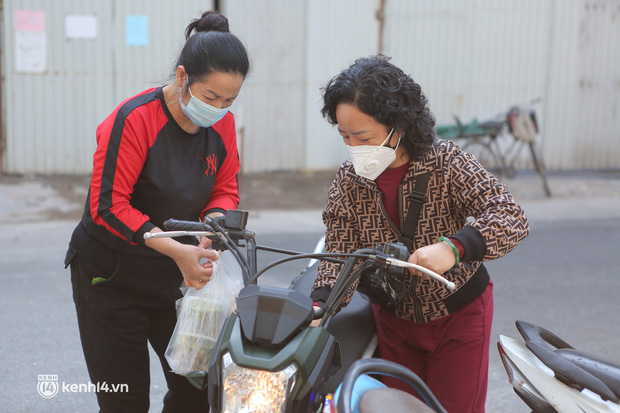 Hà Nội: Nhiều hộ kinh doanh ăn uống tại quận Hai Bà Trưng chủ động chỉ bán mang về trước giờ quy định-4