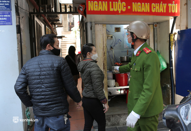 Hà Nội: Nhiều hộ kinh doanh ăn uống tại quận Hai Bà Trưng chủ động chỉ bán mang về trước giờ quy định-6