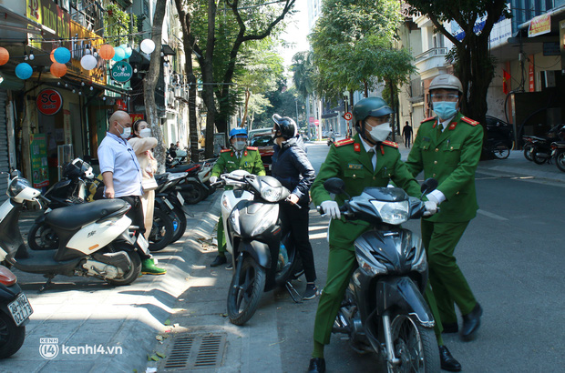 Hà Nội: Nhiều hộ kinh doanh ăn uống tại quận Hai Bà Trưng chủ động chỉ bán mang về trước giờ quy định-10