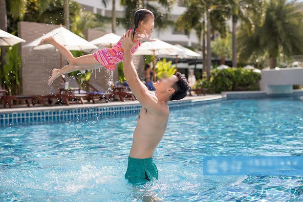 Ông bố dẫn con gái đi chơi hồ bơi rồi rủ nhau làm một hành động, ai xem qua cũng phẫn nộ, cách giải quyết mới đáng lo ngại nhất-1