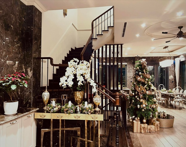 Sao Việt trang hoàng nhà cửa lộng lẫy đón Giáng sinh: Lã Thanh Huyền kết gu sang chảnh, Cường Đô La chịu chơi sắm cây thông khủng-1
