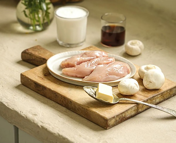 Món ức gà sốt kem nấm ngon tuyệt chỉ với vài bước cơ bản, ai ăn cũng khen-2