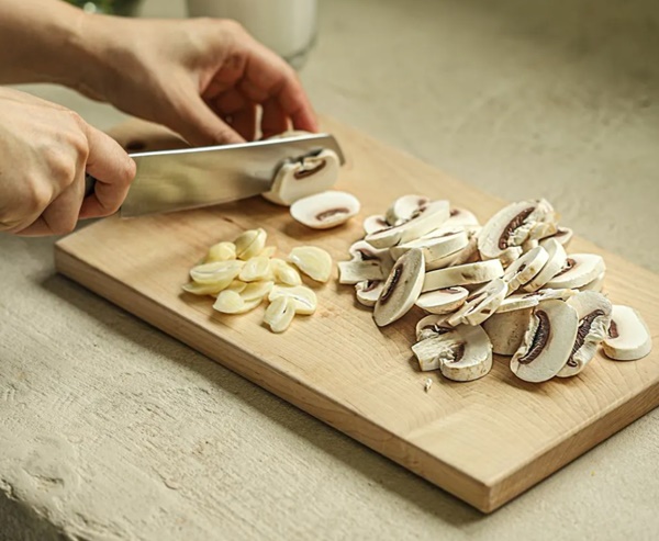 Món ức gà sốt kem nấm ngon tuyệt chỉ với vài bước cơ bản, ai ăn cũng khen-3