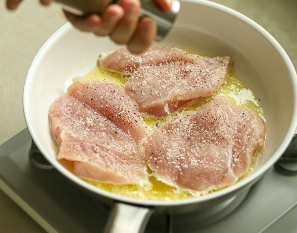 Món ức gà sốt kem nấm ngon tuyệt chỉ với vài bước cơ bản, ai ăn cũng khen-6