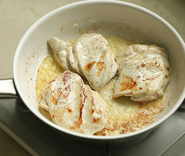 Món ức gà sốt kem nấm ngon tuyệt chỉ với vài bước cơ bản, ai ăn cũng khen-7