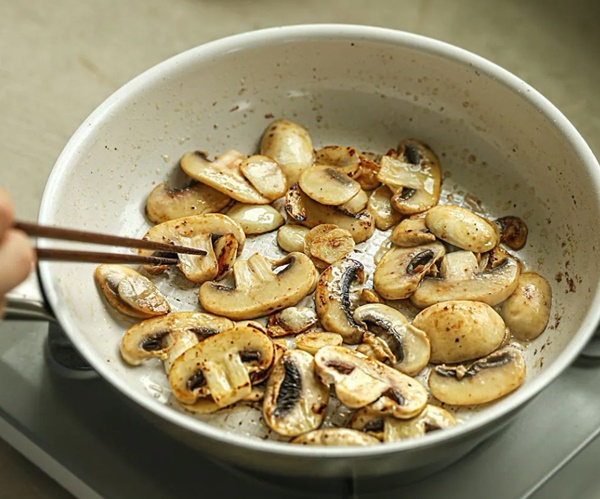 Món ức gà sốt kem nấm ngon tuyệt chỉ với vài bước cơ bản, ai ăn cũng khen-8