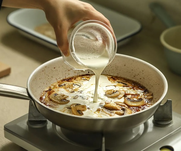 Món ức gà sốt kem nấm ngon tuyệt chỉ với vài bước cơ bản, ai ăn cũng khen-9