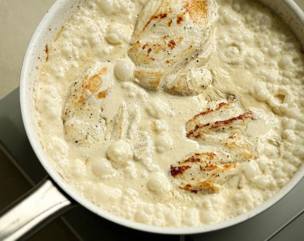 Món ức gà sốt kem nấm ngon tuyệt chỉ với vài bước cơ bản, ai ăn cũng khen-10