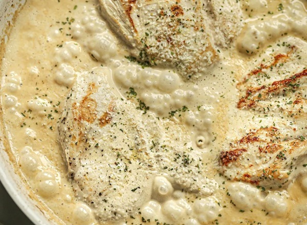 Món ức gà sốt kem nấm ngon tuyệt chỉ với vài bước cơ bản, ai ăn cũng khen-12