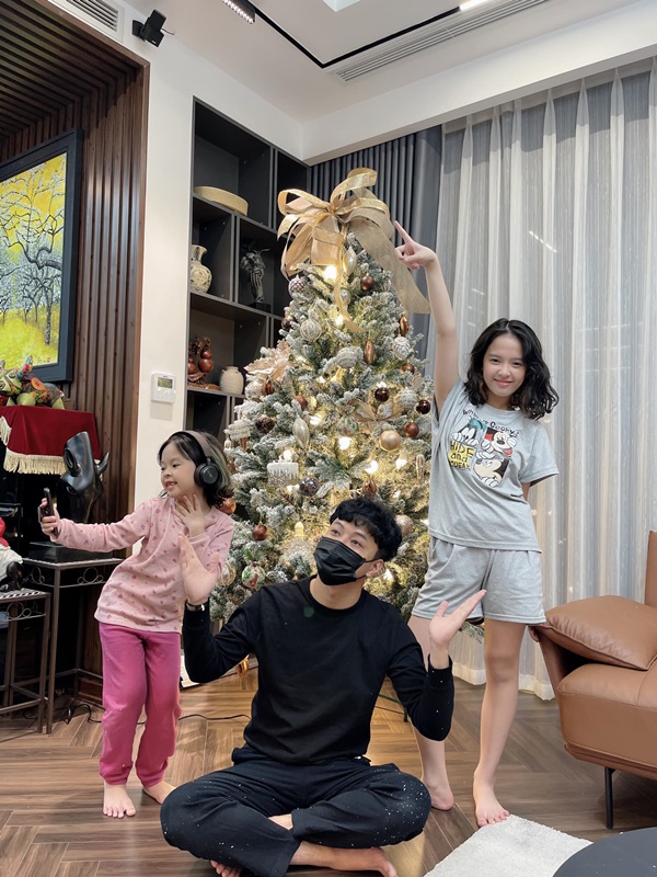 Sao Việt trang hoàng nhà cửa lộng lẫy đón Giáng sinh: Lã Thanh Huyền kết gu sang chảnh, Cường Đô La chịu chơi sắm cây thông khủng-12