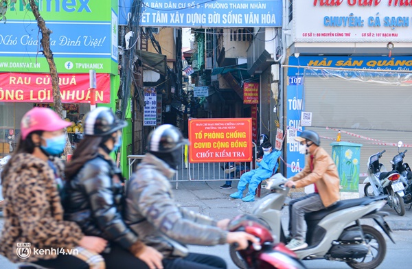 Cận cảnh chốt phong toả dày đặc tại quận nguy cơ cao ở Hà Nội vừa dừng bán hàng ăn tại chỗ-1
