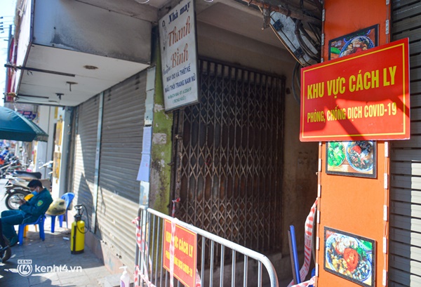 Cận cảnh chốt phong toả dày đặc tại quận nguy cơ cao ở Hà Nội vừa dừng bán hàng ăn tại chỗ-2