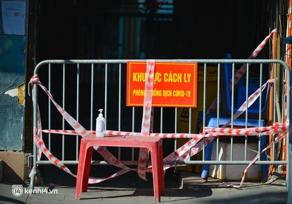 Cận cảnh chốt phong toả dày đặc tại quận nguy cơ cao ở Hà Nội vừa dừng bán hàng ăn tại chỗ-5