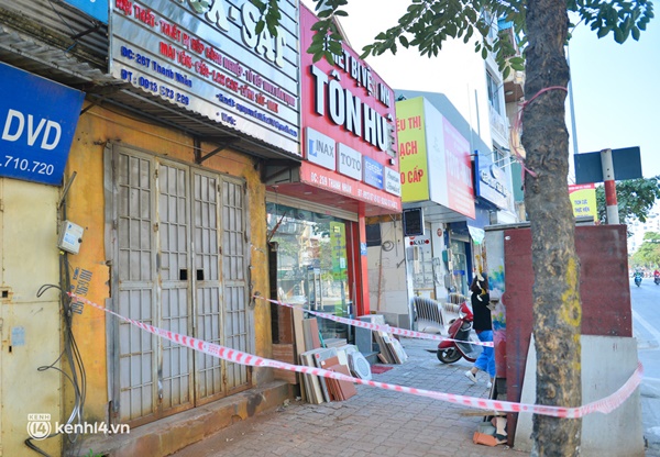Cận cảnh chốt phong toả dày đặc tại quận nguy cơ cao ở Hà Nội vừa dừng bán hàng ăn tại chỗ-6