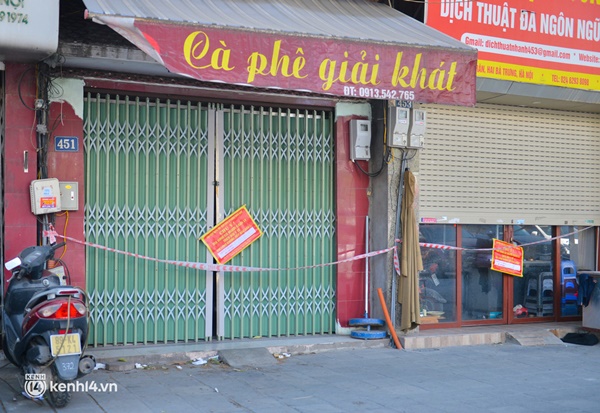 Cận cảnh chốt phong toả dày đặc tại quận nguy cơ cao ở Hà Nội vừa dừng bán hàng ăn tại chỗ-7