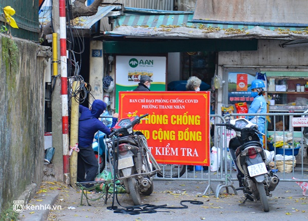 Cận cảnh chốt phong toả dày đặc tại quận nguy cơ cao ở Hà Nội vừa dừng bán hàng ăn tại chỗ-8