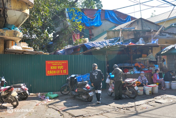 Cận cảnh chốt phong toả dày đặc tại quận nguy cơ cao ở Hà Nội vừa dừng bán hàng ăn tại chỗ-9