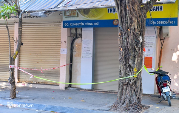 Cận cảnh chốt phong toả dày đặc tại quận nguy cơ cao ở Hà Nội vừa dừng bán hàng ăn tại chỗ-10