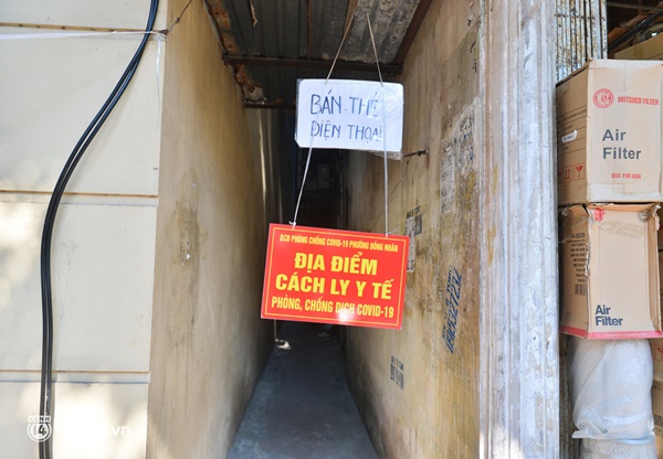 Cận cảnh chốt phong toả dày đặc tại quận nguy cơ cao ở Hà Nội vừa dừng bán hàng ăn tại chỗ-11