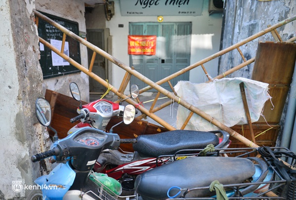 Cận cảnh chốt phong toả dày đặc tại quận nguy cơ cao ở Hà Nội vừa dừng bán hàng ăn tại chỗ-12