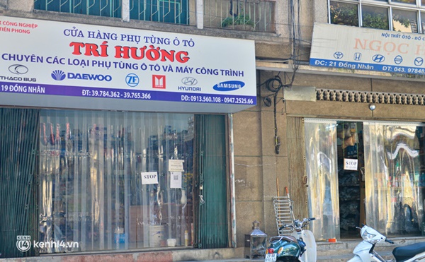 Cận cảnh chốt phong toả dày đặc tại quận nguy cơ cao ở Hà Nội vừa dừng bán hàng ăn tại chỗ-15