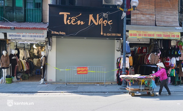 Cận cảnh chốt phong toả dày đặc tại quận nguy cơ cao ở Hà Nội vừa dừng bán hàng ăn tại chỗ-16