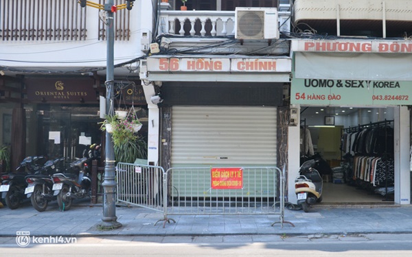 Cận cảnh chốt phong toả dày đặc tại quận nguy cơ cao ở Hà Nội vừa dừng bán hàng ăn tại chỗ-17