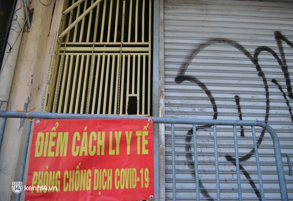 Cận cảnh chốt phong toả dày đặc tại quận nguy cơ cao ở Hà Nội vừa dừng bán hàng ăn tại chỗ-18
