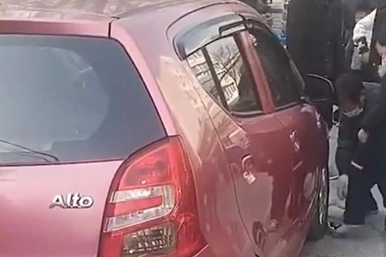 Người phụ nữ lái xe cán lên chân học sinh tiểu học, thái độ ngang ngược cùng câu nói sau đó khiến dân mạng phỉ báng: Không phải con người