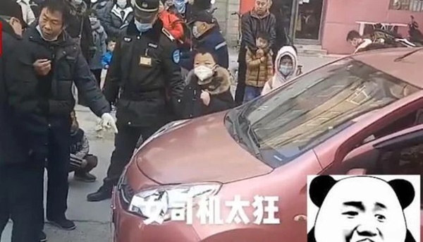 Người phụ nữ lái xe cán lên chân học sinh tiểu học, thái độ ngang ngược cùng câu nói sau đó khiến dân mạng phỉ báng: Không phải con người-3