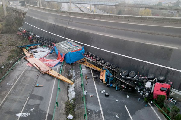 Sập cầu vượt ở Trung Quốc làm ít nhất 4 người tử vong-1