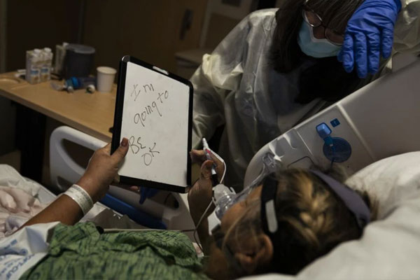 Làn sóng Omicron ập đến khi Delta vẫn hoành hành, nhân viên y tế Mỹ kiệt sức-1