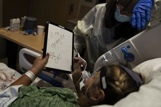 Làn sóng Omicron ập đến khi Delta vẫn hoành hành, nhân viên y tế Mỹ kiệt sức