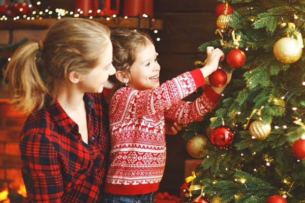 Con gái mặc váy ngắn cũn cỡn vô tư nằm trên người bố, mẹ thấy liền can ngăn nhưng phản ứng của hai cha con khiến nhiều người tranh cãi-4
