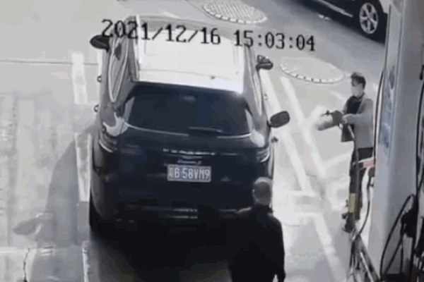 Ô tô lao thẳng vào cột bơm xăng khiến lửa bùng lên dữ dội-1