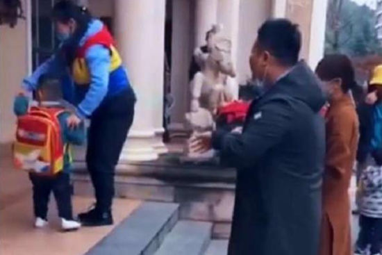 Ông bố đến đón con trai tan học, chỉ nói 1 câu mà cô giáo mặt biến sắc, kéo vội đứa trẻ vào lòng rồi chất vấn: Lùi lại, anh là ai?