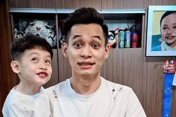 Khoảnh khắc gây tranh cãi: Gái xinh chen lên khoác tay Độ Mixi, biểu cảm của nam streamer khiến nhiều người chú ý-5